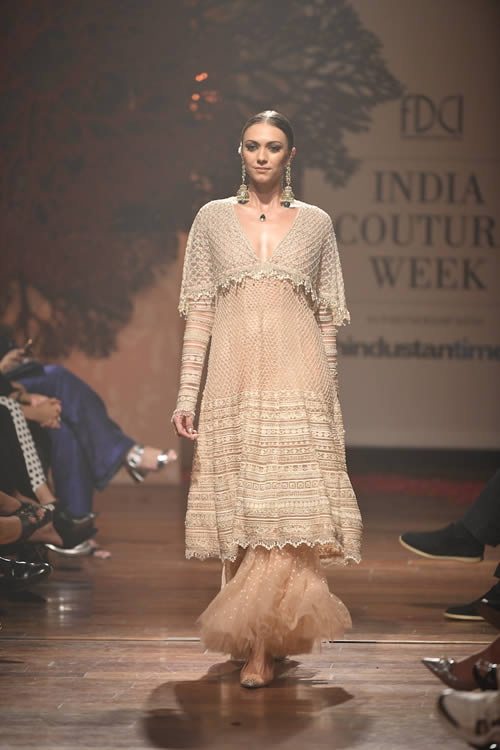 Fashion-designer-Tarun-Tahiliani-partywear-dresses