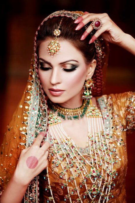 Magnificent-Eastern-Bridal-Eye-Make-up