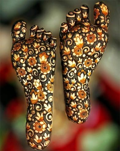 henna-designs-on-the-sole-of-foot