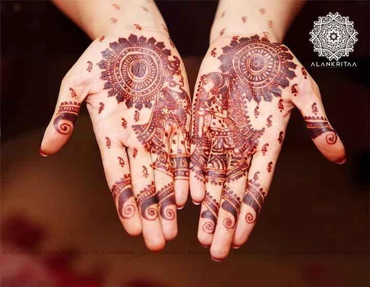 Circular-mehndi-design-with-Prince-and-Princess.jpg