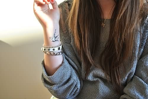 bird-wrist-tattoos-for-girls