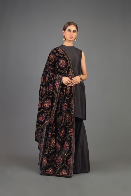 Bareeze-Luxury-Winter-Embroidered-Dresses-Shawls-Designs-3