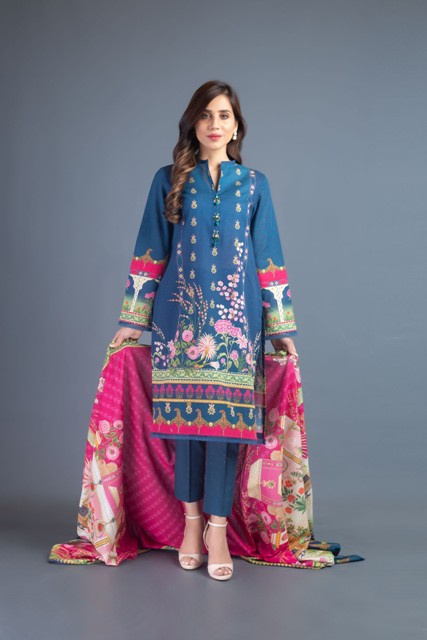 Bareeze-Luxury-Winter-Embroidered-Dresses-Shawls-Designs-6