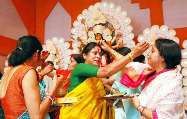Bengali-women-celebrate-this-day-by-putting-sindoor